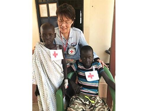 赤十字国際委員会（ICRC）南スーダン紛争犠牲者救援事業（右）